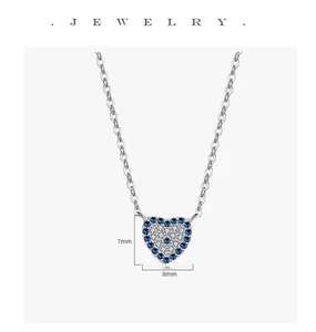 Dettaglio del ciondolo a cuore in argento S925 con pietre blu e indicazioni della misura