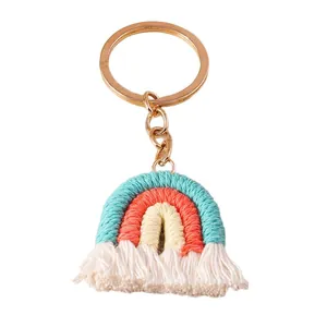 Handgemaakte geweven regenboog sleutelhanger met turquoise en oranje gebreide garen details