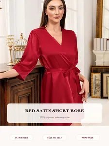 Eleganter roter Satin-Bademantel für Damen mit luxuriösem Glanz und verstellbarem Bindegürtel