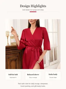Detailansicht eines roten Satin-Bademantels mit Bindegürtel und glatter Textur.