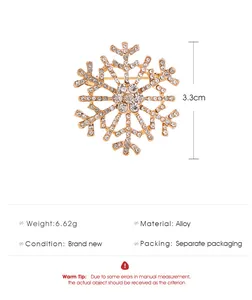 Vue détaillée d'une broche flocon de neige en strass doré avec spécifications techniques