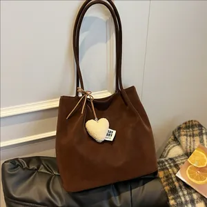 Bolso Tote de Gamuza de Gran Capacidad para Mujer Vintage Japonés Casual Bolso de Hombro Retro Color Sólido Con Colgante de Corazón de Felpa Blanco