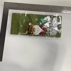 Weinflaschenhülle aus Sackleinen zu Weihnachten mit Weihnachtsmann-Puppe und Maßstab