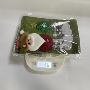 Makroansicht einer Weihnachts-Weinbox aus Jute auf einer digitalen Waage mit 41,2g.
