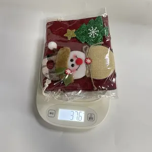 Detailansicht des Weihnachts-Jutebeutels mit Schneemann auf einer Digitalwaage