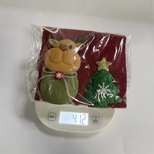 Detailansicht zeigt das Gewicht von 41,2 g eines Weihnachts-Jutesack-Weinflaschenbeutels