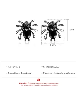 Detailansicht der punkigen dunklen Spinne Ohrstecker mit Maßen und Materialangaben.