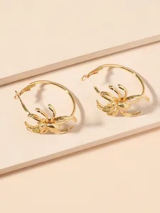 Detailansicht der goldenen Spinnen-Creolen im Punk-Gothic-Stil für Damen Schmuck