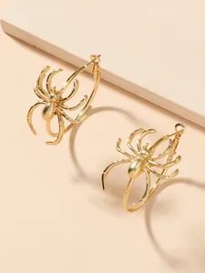 Detaillierte Ansicht von goldfarbenen Spinnen-Creolen im gotischen Punk-Stil für Damen