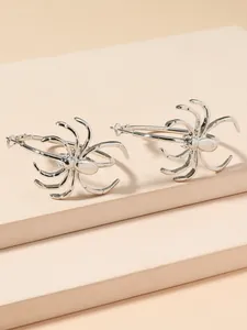 Detailansicht silberner Spinnen-Creolen im Gothic-Punk-Stil mit metallischem Glanz