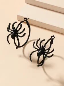 Detaillierte Nahaufnahme der mattschwarzen Spinne Creolen in einem Punk Design