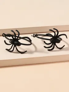 Detailansicht von mattschwarzen Spinnen-Creolen im Gothic-Punk-Stil für Damen