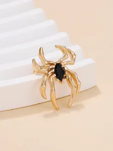 Nahaufnahme eines gotischen goldenen Spinnen-Ohrrings mit detaillierter Handwerkskunst