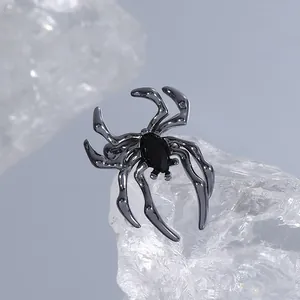 Makro-Nahaufnahme von gotischen schwarzen Spinne Ohrstecker mit zentralem Edelstein-Detail.