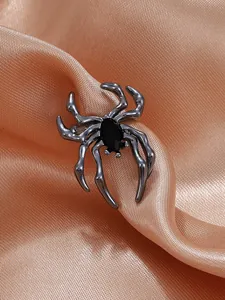 Detailaufnahme eines dunklen Gothic-Spinnenohrrings mit schwarzem Strass