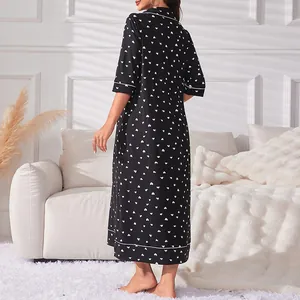Eleganter schwarzer langer Schlafanzug mit weißem Herzmuster und Paspel-Loungewear