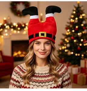 Detailaufnahme eines kreativen Weihnachtsmann-Beinhutes, getragen von einem Modell.