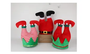 Dekorative Weihnachtshüte mit Elfenbeinen und Weihnachtsmann-Hosen für festliche Partys.