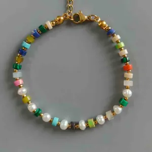 Kleurrijke regenboog abacus kralen en witte parel ketting met goudkleurige karabijnsluiting