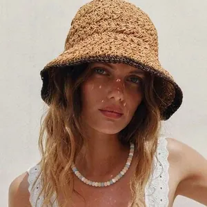 Detail van een kleurrijke regenboog kralenketting gedragen door een model op vakantie.