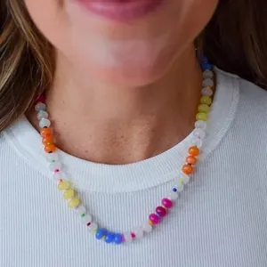 Close-up van kleurrijke regenboog kralenketting gedragen door een model