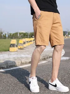 Detailaufnahme von khakifarbenen Cargo-Shorts für Herren mit lockerem Sommer-Schnitt