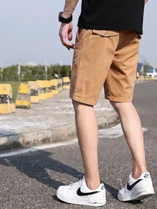 Detailansicht der locker sitzenden khakifarbenen Cargo-Shorts für Herren im Sommer