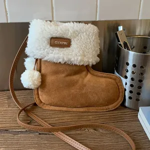 Festliche Umhängetasche in Weihnachtssockenform Wildlederimitat Lammwollbesatz Kleine Quadratische Tasche Für Damen Kinder Mini Schultertasche Mit Pompons