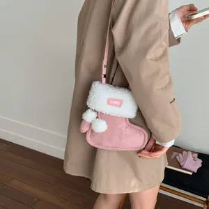 Stylische rosa sockenförmige flauschige Umhängetasche mit weißem Kunstpelzbesatz und Bommeln