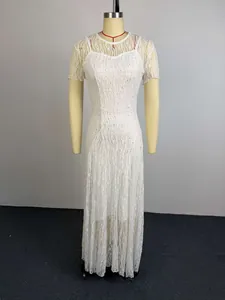 Elegante witte kanten lange jurk met korte mouwen en een ronde hals op mannequin.