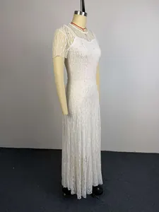 Zijaanzicht van witte kant maxi-jurk met korte mouwen en slanke pasvorm op mannequin