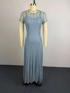 Elegante lichtblauwe kanten maxi-jurk met korte mouwen en ronde hals op een paspop