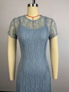 Detailopname van een blauwe kanten maxi-jurk met korte mouwen en lovertjes