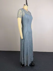 Blauwe lange kanten jurk met korte mouwen en elegante ronde halslijn