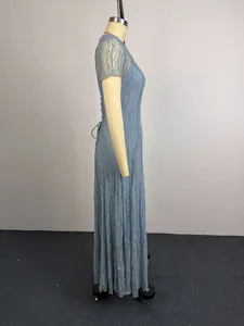 Elegante blauwe kanten maxi-jurk met ronde hals en korte mouwen in een zijaanzicht profiel
