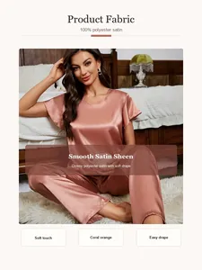 Detailansicht eines korallenorangen Satin-Pyjamas für Damen mit Stoffglanzstruktur.