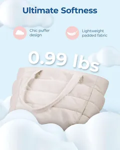 Lichtgewicht beige puffer draagtas van slechts 0,99 lbs met een chique cloud-ontwerp.