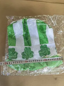 Medición detallada del sombrero de fiesta irlandés a rayas verdes y blancas con tréboles.