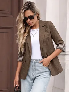 Eleganter brauner Blazer mit gestreiften Manschetten und Dreiviertelärmeln im Freien