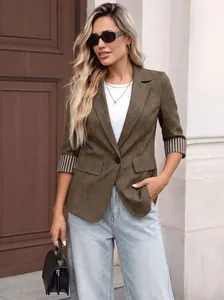 Eleganter brauner Damenblazer mit gestreiften Aufschlägen und schmaler Passform