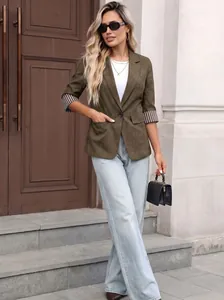 Detailansicht eines eleganten Damenblazers in Olivgrün mit gestreiften Ärmeln
