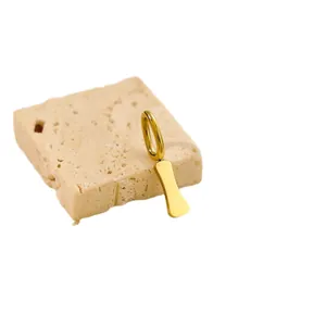 Minimalistischer Gold-Edelstahlanhänger Buchstabe i auf Naturstein Hintergrund