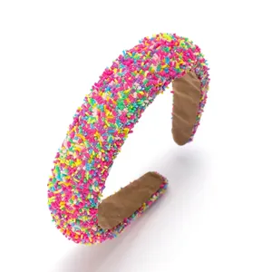 Détail d'un bandeau large vibrant multicolore de style dopamine pour femmes élégantes