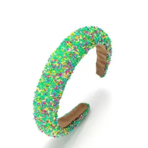 Gros plan d'un serre-tête large de style dopamine avec des perles multicolores vibrantes.