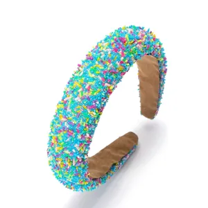 Gros plan d'un serre-tête large coloré avec une texture granulée pour accessoire