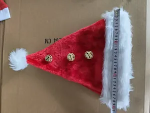 Dettaglio cappello di Babbo Natale in peluche con tre campane dorate, larghezza 30 cm