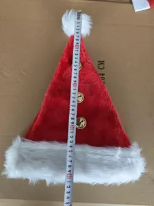 Cappello di Babbo Natale in peluche rosso con campanelli, altezza misurata circa 44cm.