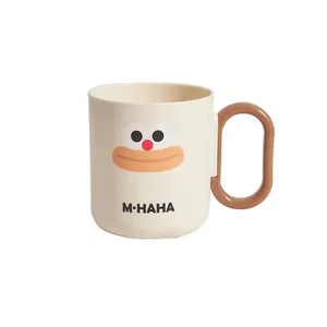 Linda taza de plástico para niños con asa marrón y un diseño de cara divertida