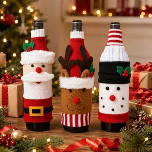 Festliche gestrickte Weinflaschenhüllen mit Weihnachtsmann, Rentier und Schneemann für die Feiertage.