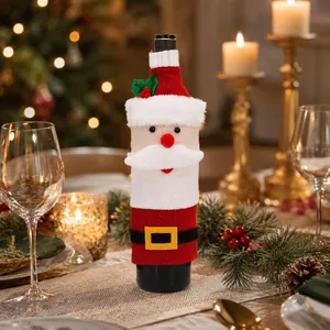 Festliche Strickhülle für Weinflaschen im Weihnachtsmann-Design für die Tischdekoration